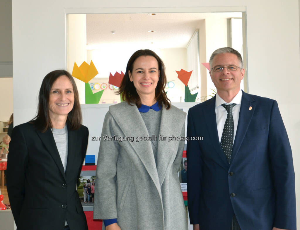 Susanna Haas, MA, pädagogische Leiterin St. Nikolausstiftung, Dr. Sophie Karmasin, Bundesministerin und Mag. Elmar Walter, Geschäftsführer St. Nikolausstiftung - St. Nikolausstiftung: Bundesministerin Karmasin besucht Kindergärten der St. Nikolausstiftung (Fotocredit: St. Nikolausstiftung), © Aussender (07.03.2017) 