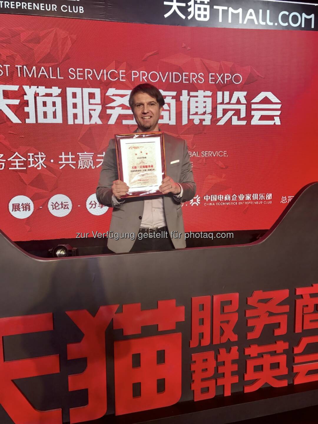 Georg Godula von Web2Asia bei der Auszeichnung zum „Star-Rated“ Tmall Parnter („TP“) im März 2017. - dm drogerie markt GmbH: dm startet Online-Verkauf nach China (Fotocredit: Web2Asia)