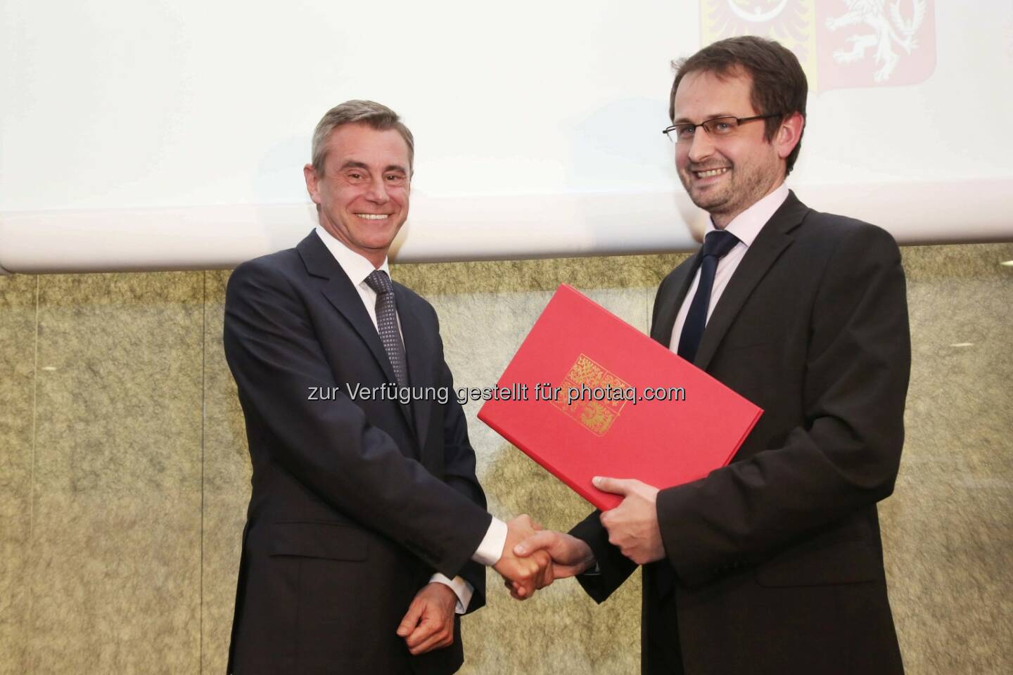 Übergabe des Ernennungsdekrets: Dr. Heinrich Schaller, Generaldirektor der Raiffeisenlandesbank OÖ, Dr. Martin Smolek, stellvertretender Außenminister der Tschechischen Republik (Fotocredit: RLB OÖ/Strobl)