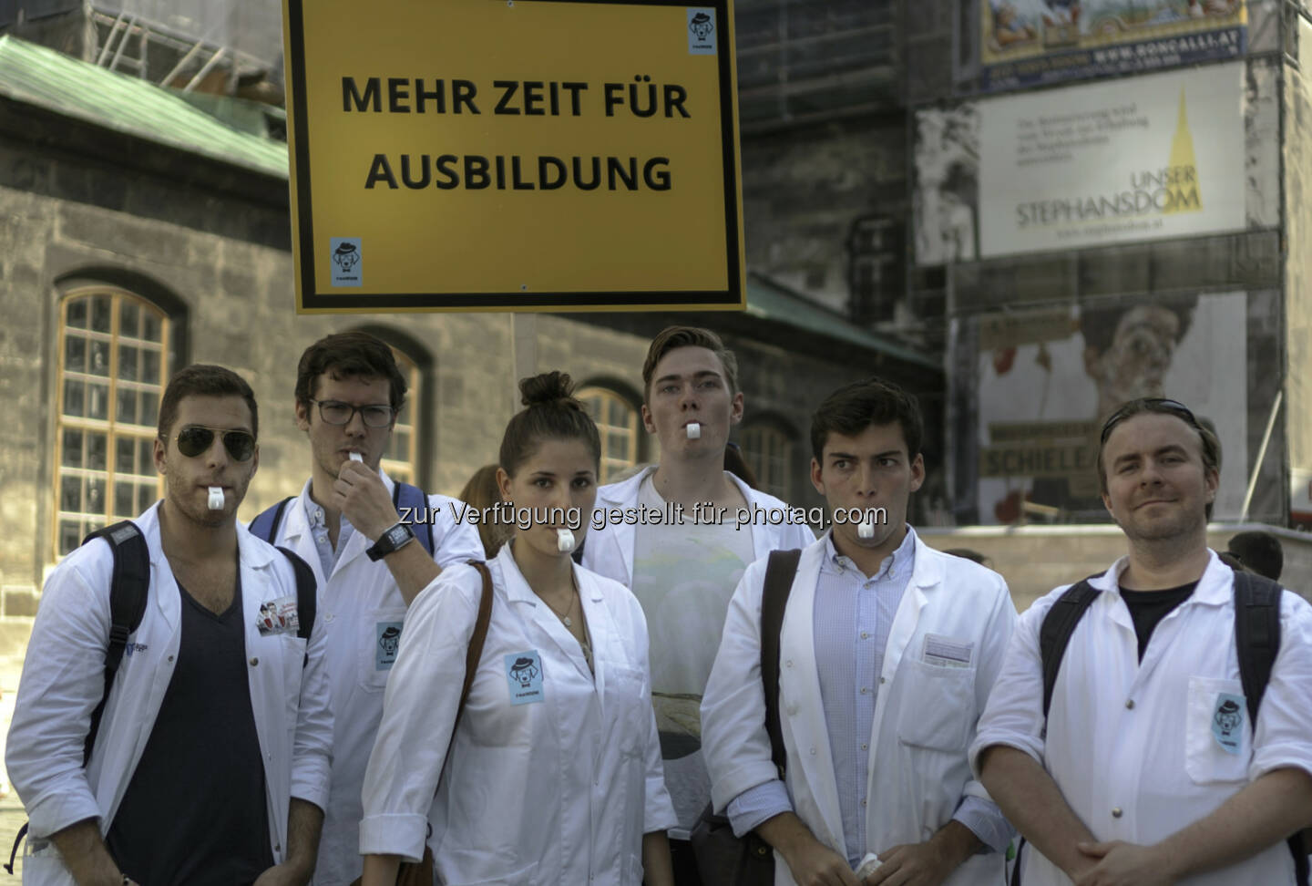 Medizinstudierende beim Ärzteprotest im September 2016 - med4more: WUM und Turnus Transparent fordern klare Konzepte für JungmedizinerInnen von Ärztekammer-Fraktionen vor der Wahl (Fotocredit: Turnus Transparent / Andrei Cornea)