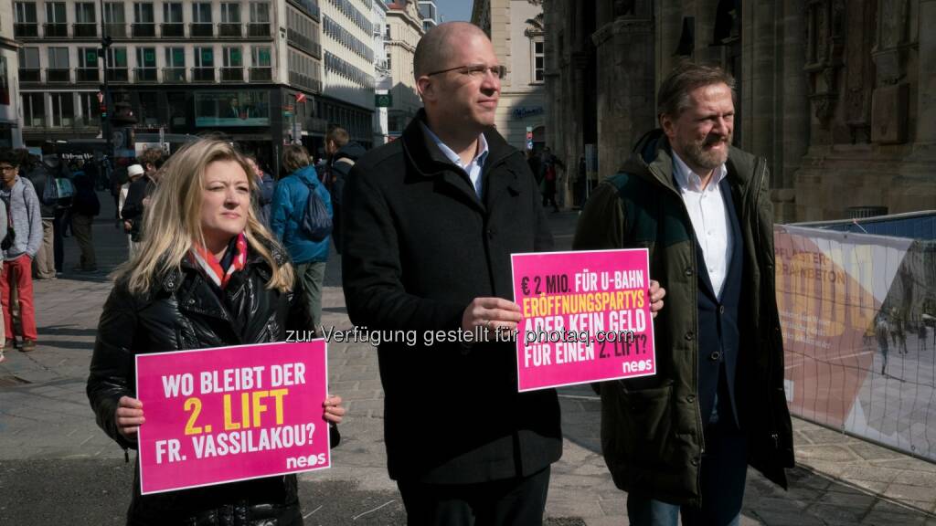 Personen (v. links nach rechts): Bettina Emmerling (NEOS Wien Gemeinderätin), Gregor Raidl (NEOS Bezirksklubobmann Innere Stadt), Thomas Klein (NEOS Bezirksrat Innere Stadt) - Neos – Klub im Wiener Rathaus: NEOS Wien/Emmerling ad Stephansplatz-Sanierung: Wo ist der 2. Lift? (Fotocredit: NEOS Wien), © Aussender (13.03.2017) 