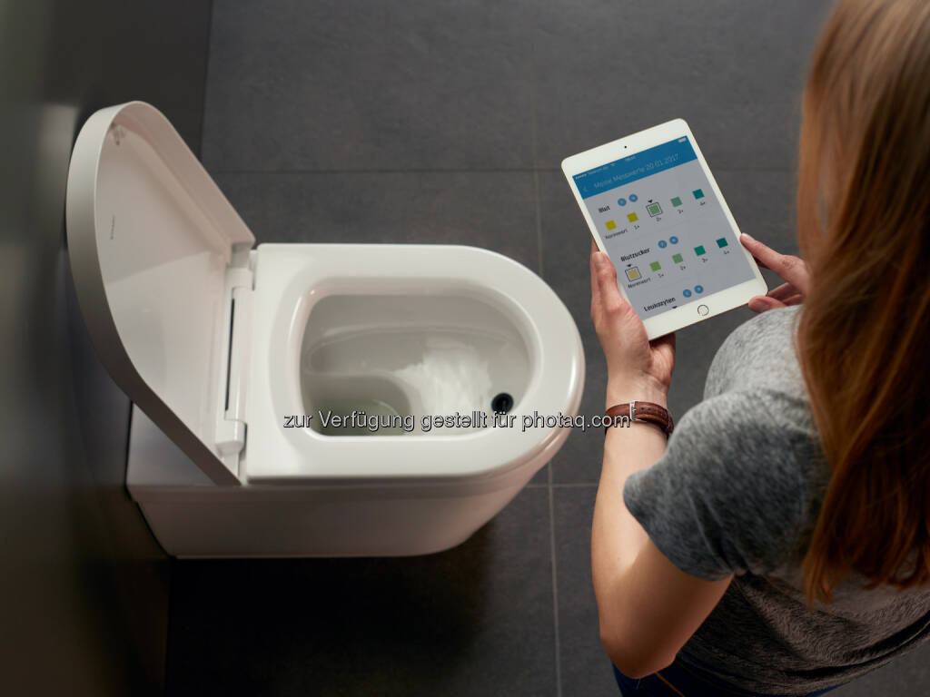 BioTracer: das erste App-gesteuerte WC mit automatischer Urinanalyse. Die digital-vernetzte Toilette misst vollautomatisch und hygienisch zehn wichtige Indikatoren im Urin, die für ein optimales Fitness- und Ernährungsprogramm wichtig sind. Die Analysewerte werden dazu in einer App auf dem Smartphone oder Tablet bereitgestellt und können so für Optimierung der persönlichen Fitness und eine gesunde Lebensweise eingesetzt werden - Duravit AG: Die Toilette der Zukunft: Duravit präsentiert das erste App-gesteuert WC mit automatischer Urinanalyse auf der ISH in Frankfurt (Fotocredit: Duravit AG), © Aussendung (14.03.2017) 