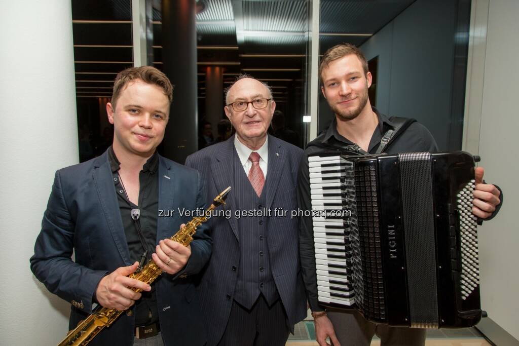 Michal Knot (Duo Aliada) mit Dr. Günter Geyer Generaldirektor Wiener Städtische Versicherungsverein und Bogdan Laketic (Duo Aliada) - Wiener Städtische Versicherungsverein: „Musik im Turm“ mit dem Duo Aliada (Fotocredit: Wiener Städtische Versicherungsverein/APA-Fotoservice/Tanzer), © Aussender (16.03.2017) 