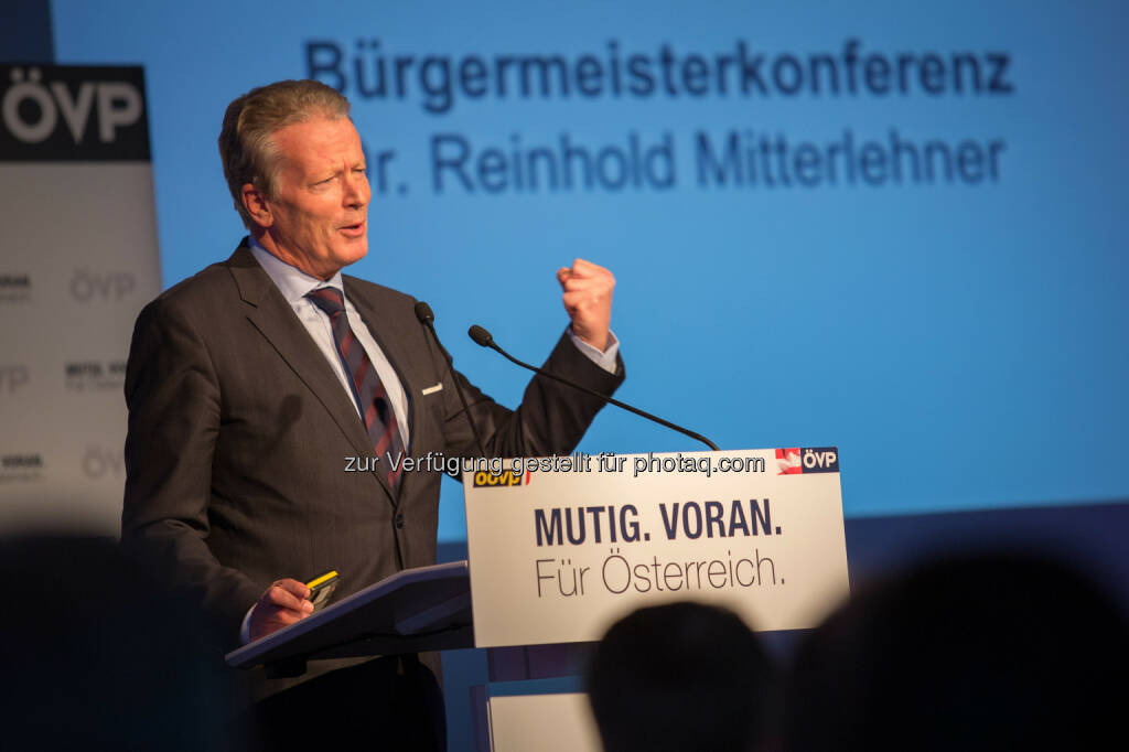 Reinhold Mitterlehner - ÖVP Bundesparteileitung: Mitterlehner eröffnet erste ÖVP Bürgermeister-Konferenz: Nur gemeinsam sind wir stark und erfolgreich (Fotocredit: ÖVP/Jakob Glaser), © Aussender (17.03.2017) 