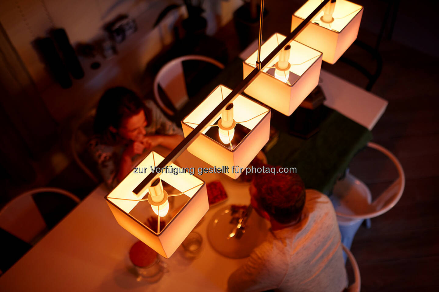 Die neue Philips Hue Kerze mit E14 Fassung ist die optimale Ergänzung zu den bereits bestehenden Modellen mit E27- oder GU10-Fassung. - Philips Lighting Austria GmbH: Smarte Kerzenlichtstimmung: Zwei neue Philips Hue-Lampen mit E14-Fassung ab April erhältlich (Fotocredit: Philips Lighting)