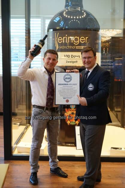 Rekordwinzer Robert Keringer mit Olaf Kuchenbecker, Rekordrichter des Deutschen Rekordinstituts - Dialogium - Agentur für Kommunikation: Weingut Keringer: Weltrekord mit größter Weinglasflasche der Welt (Foto: © Hans-Jürgen Luntzer / www.guid.at ), © Aussender (17.03.2017) 