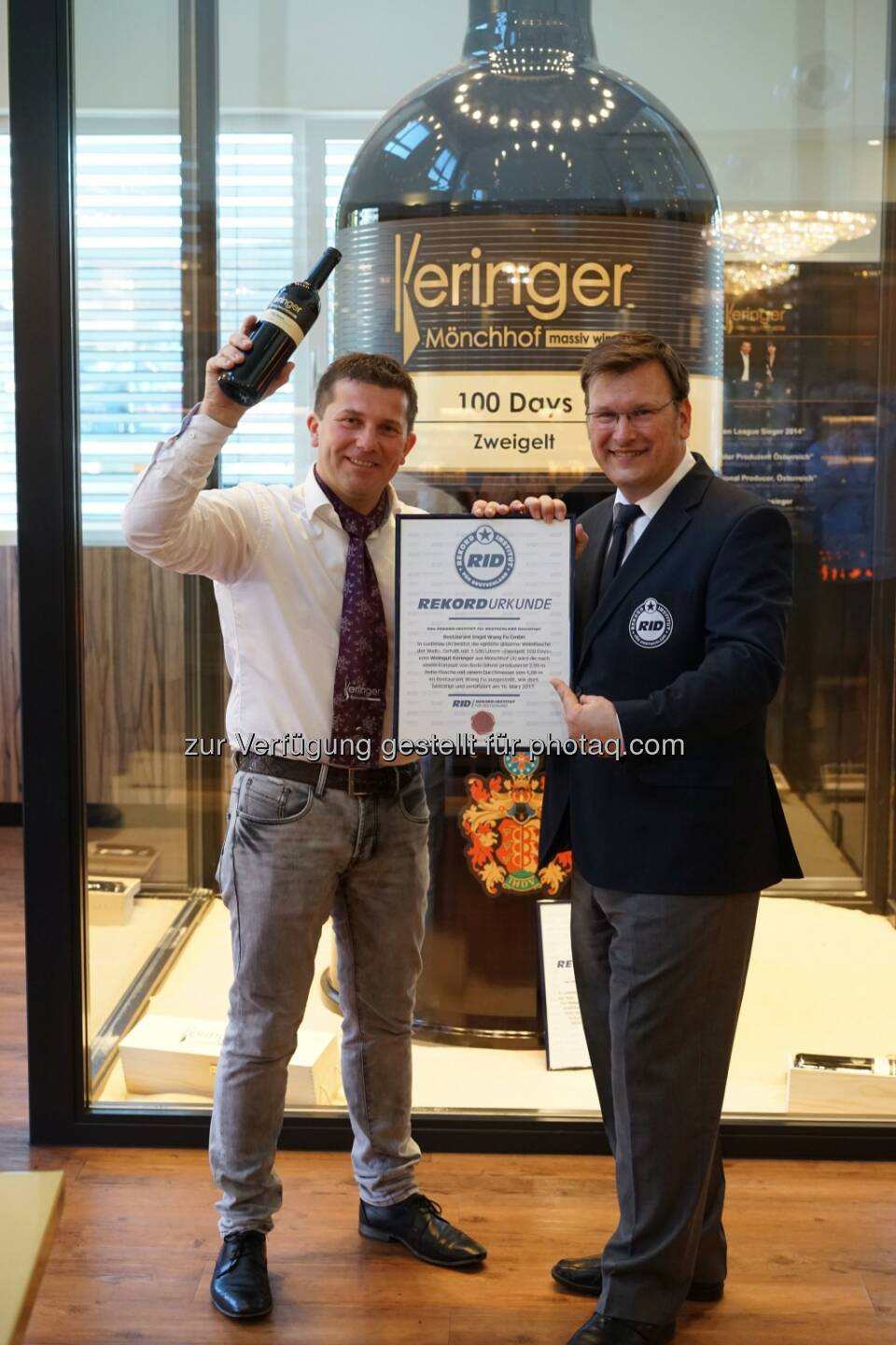 Rekordwinzer Robert Keringer mit Olaf Kuchenbecker, Rekordrichter des Deutschen Rekordinstituts - Dialogium - Agentur für Kommunikation: Weingut Keringer: Weltrekord mit größter Weinglasflasche der Welt (Foto: © Hans-Jürgen Luntzer / www.guid.at )