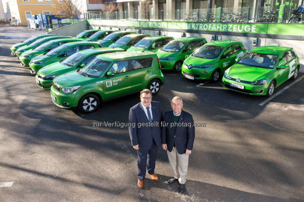 Martin Graf (li.) und Christian Purrer bei der Übernahme der neuen E-Fahrzeuge - Energie Steiermark AG: Flotten-Tausch: 14 neue Elektro-Autos für Energie Steiermark (Fotocredit: Energie Steiermark), © Aussendung (20.03.2017) 