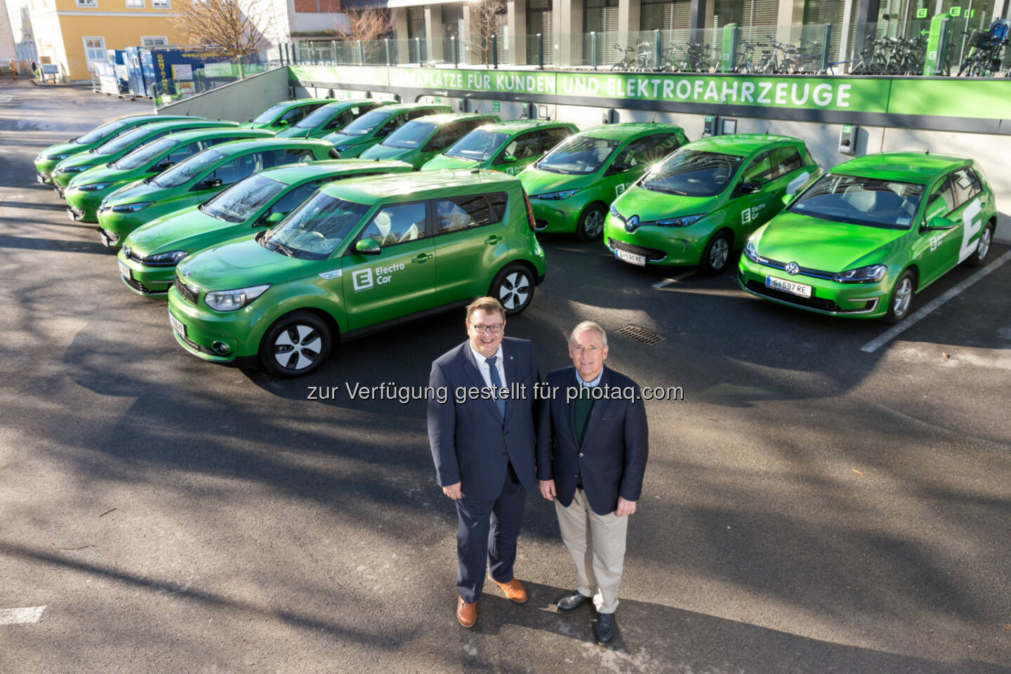 Martin Graf (li.) und Christian Purrer bei der Übernahme der neuen E-Fahrzeuge - Energie Steiermark AG: Flotten-Tausch: 14 neue Elektro-Autos für Energie Steiermark (Fotocredit: Energie Steiermark)