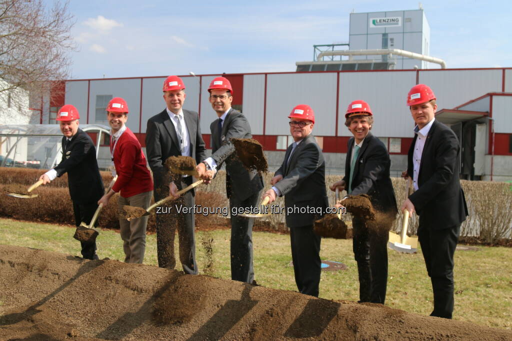 Spatenstich in Heiligenkreuz mit Lenzing CEO Stefan Doboczky, Lenzing Fibers Gschäftsführer Bernd Zauner und Dieter Eichinger, sowie Landeshauptmann Hans Niessl und Wirtschafts-Landesrat Alexander Petschnig (Fotograf: Beate Zauner/ Copyright: Lenzing AG), © Aussendung (21.03.2017) 