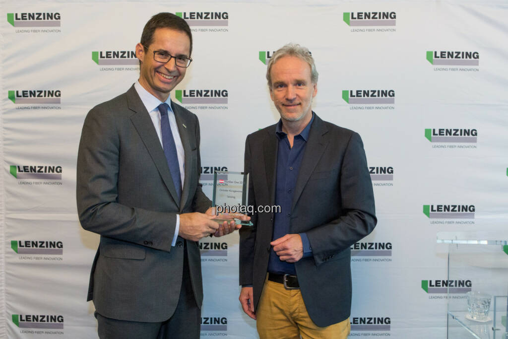 Stefan Doboczky (Lenzing), Christian Drastil (BSN) - Number One Awards 2016 - Grösster Kursgewinner Lenzing, © photaq/Martina Draper (22.03.2017) 