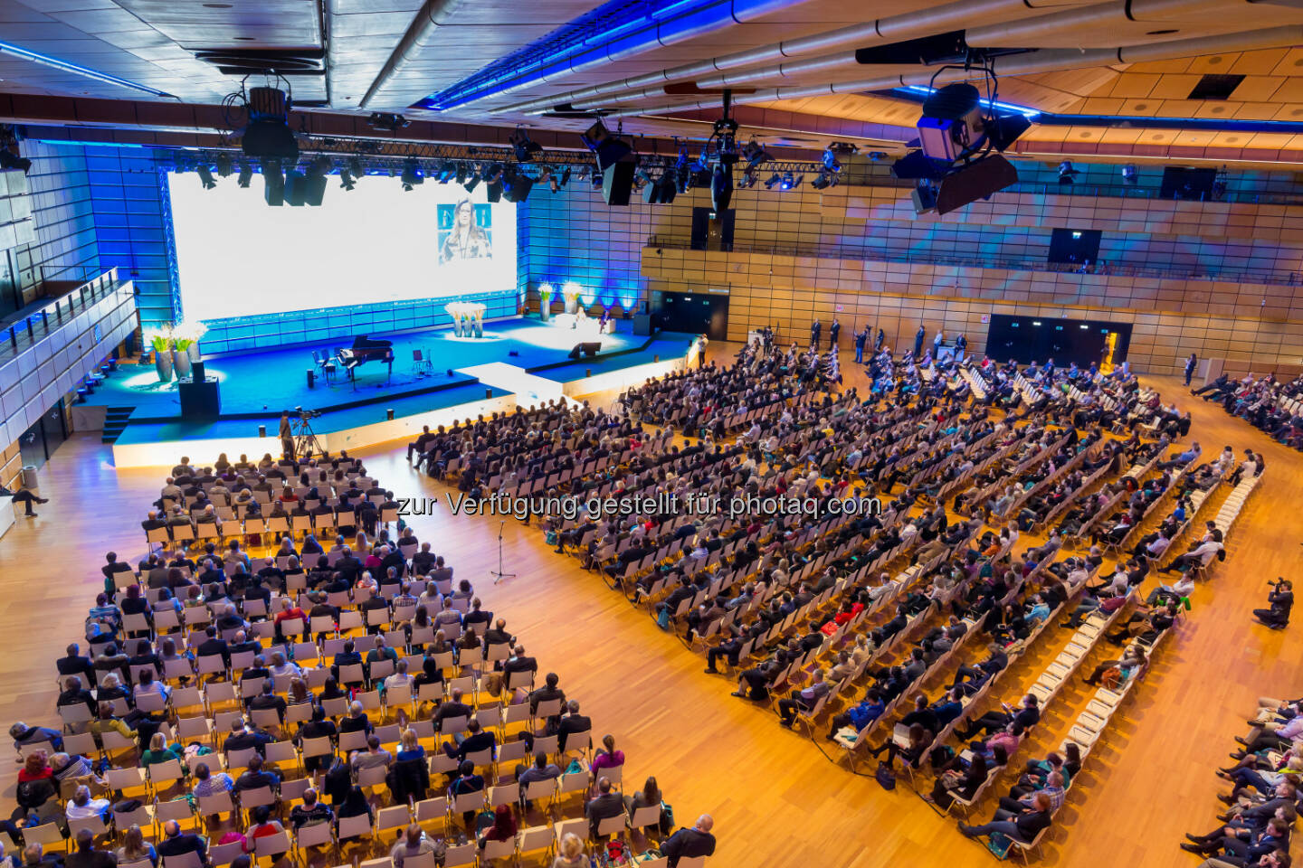 Saal A - Austria Center Vienna: Sprechende Elefanten und Vögel, die Probleme lösen (Fotocredit: IAKW-AG, Ludwig Schedl)