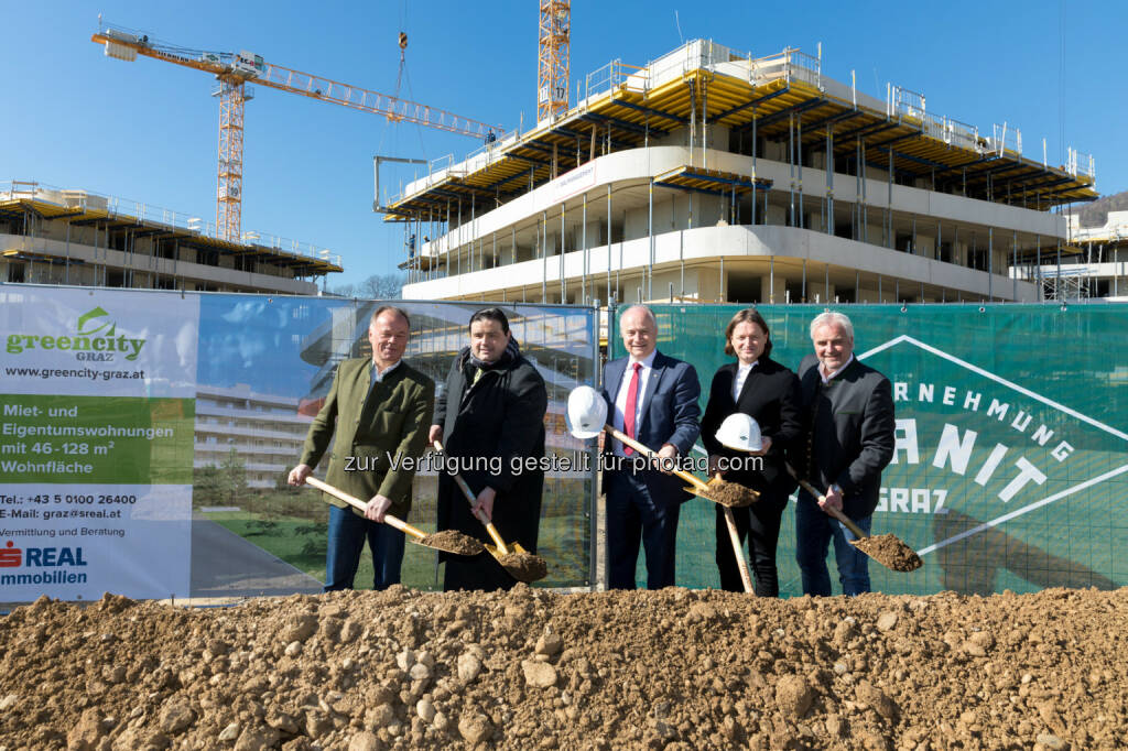 Gemeinderat Dr. Peter Piffl-Percevic, Geschäftsführer Ing. Alexander Schmidt (IVG Immobilienverwaltung GmbH), Landesrat Ök.-Rat Johann Seitinger, Geschäftsführer Günther Lederhaas (GRANIT), Bmst. Ing. Gerald Rumpl (GRANIT) - IVG Immobilienverwaltung GmbH: Spatenstich für die Greencity Graz in Straßgang (Fotograf: Harry Schiffer / Fotocredit: IVG Immobilienverwaltung GmbH), © Aussender (27.03.2017) 