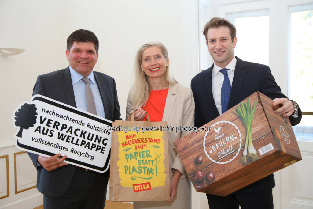 Stephan Kaar, Forum Wellpappe Austria, Tanja Dietrich-Hübner, REWE Group, Max Hoelbl, Forum Wellpappe Austria - Forum Wellpappe Austria: Die perfekte Welle, der perfekte Kreislauf. Der Trend zu wiederverwertbaren Verpackungsmaterialien hält an. (Fotocredit: FWA / L. Schedl), © Aussender (28.03.2017)