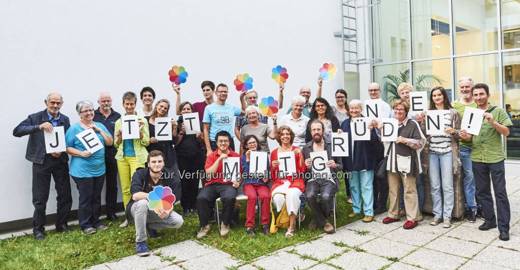 Gruppenbild Genossenschaftsmitglieder rufen zum Mitgründen auf - BfG - Genossenschaft: 5000 Menschen für Wandel des Finanzwesens Projekt Bank für Gemeinwohl feiert 5000. Genossenschaftsmitglied (Fotograf: Aleksandra Pawloff / Fotocredit: BfG Genossenschaft), © Aussender (29.03.2017) 