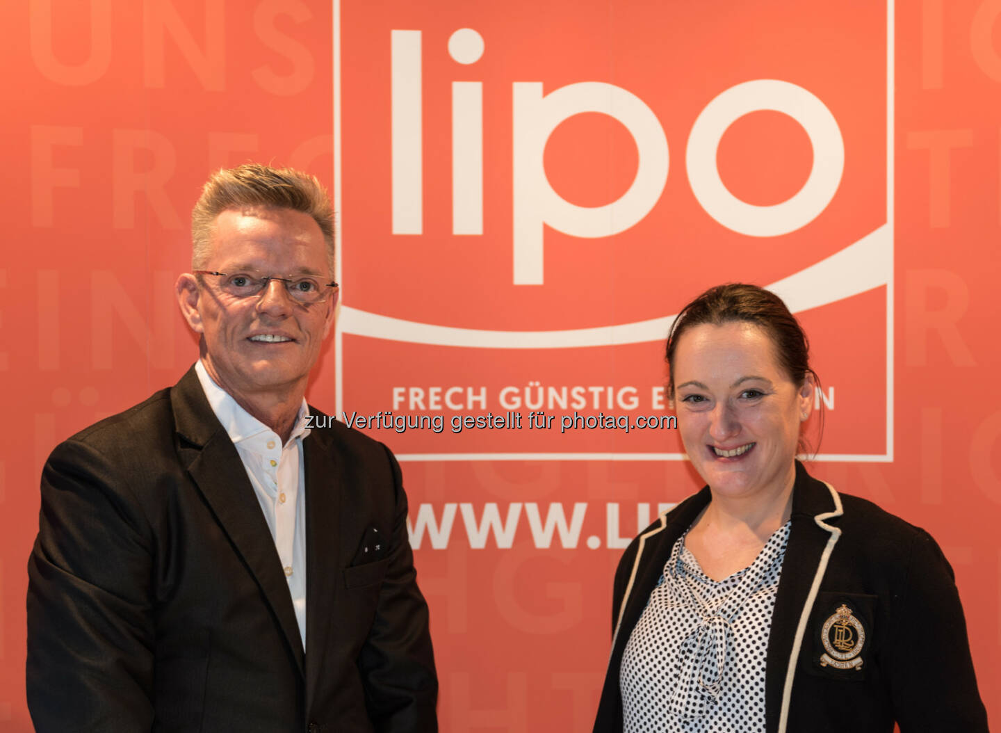 Dirk Herzig, Lipo Geschäftsführer und Catherine Ladwein, Lipo Marketing & Kommunikation - Lipo Möbelhandels GmbH: Die Schweizer kommen! Und dann können sich auch die Österreicher endlich wirklich frech günstig einrichten (Fotocredit: Lipo Möbelhandels GmbH)