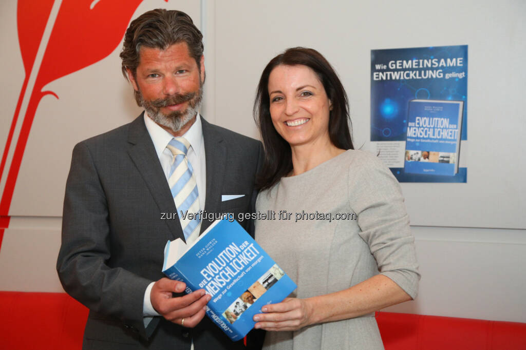 Mag. DDr. Peter Gowin und Mag. Dr. Nana Walzer - Dr. Nana WALZER: Buchpräsentation „Die Evolution der Menschlichkeit. Wege zu Gesellschaft von morgen“ im Presseclub Concordia (Fotocredit: Dr. Nana Walzer / APA-Fotoservice/Schedl), © Aussendung (03.04.2017) 