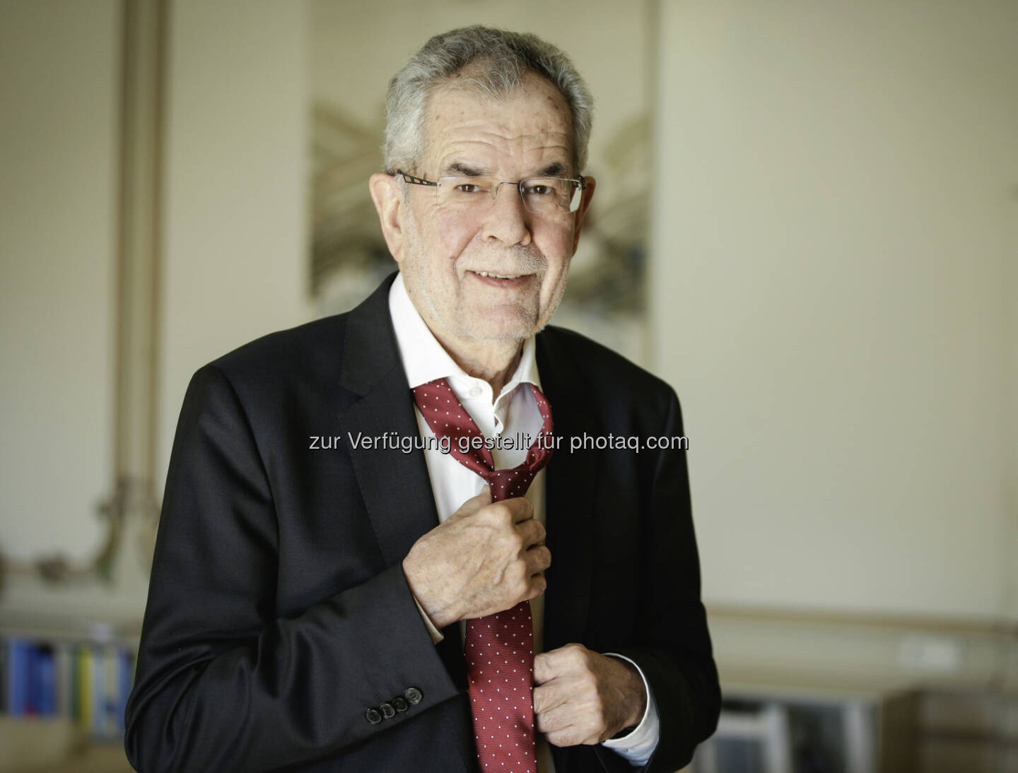 Bundespräsident Dr. Alexander Van der Bellen zeigt sich mit lockerer Krawatte solidarisch. - Österreichische Krebshilfe: Mit lockerer Krawatte zur Prostatakrebs-Vorsorge (Fotograf: Carina Karlovits / Fotocredit: HBF)