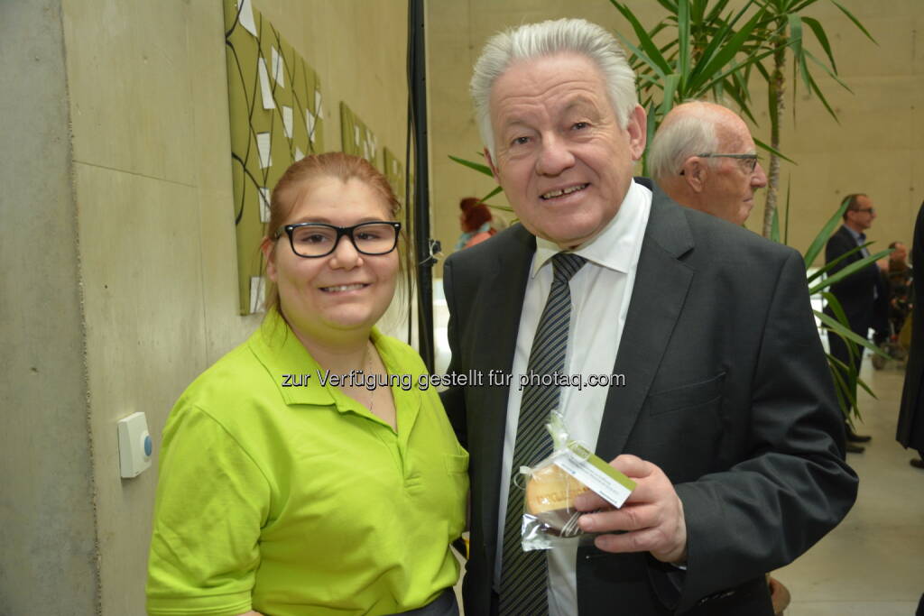 LH Dr. Josef Pühringer freut sich über das Willkommensgeschenke (selbstgebackener Keks mit Schriftzug Inklusion), das ihm eine Mitarbeiterin des Bistros überreichte. - Diakoniewerk: Integrativer Gastronomiebetrieb an der KZ-Gedenkstätte Mauthausen nach Umbauarbeiten durch Landeshauptmann Pühringer eröffnet (Fotocredit: Diakoniewerk), © Aussender (05.04.2017) 