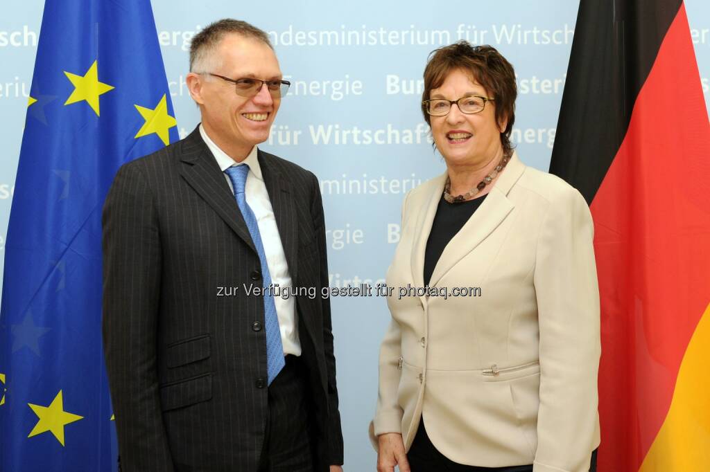 Carlos Tavares (l.) und Brigitte Zypries (r.) - Groupe PSA: Groupe PSA / Opel/Vauxhall - Gespräch im deutschen Bundesministerium für Wirtschaft und Energie (Fotocredit: Groupe PSA), © Aussender (06.04.2017) 