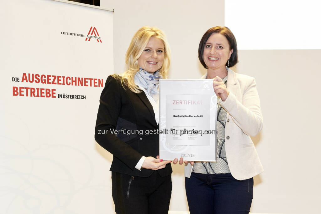 Geschäftsführerin der Leitbetriebe Austria, Mag. Monica Rintersbacher (li.) und Mag. Barbara Masser-Mayerl (re.), GSK Communications Manager. - GlaxoSmithKline Pharma GmbH: GlaxoSmithKline Österreich erneut als „Leitbetrieb Austria“ zertifiziert (Fotocredit: Sabine Klimpt), © Aussendung (06.04.2017) 