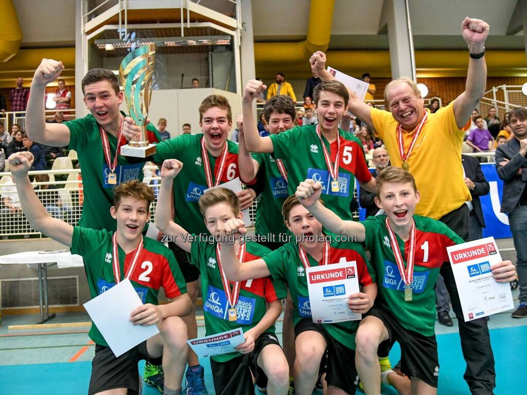 Wir gratulieren dem Team aus Niederösterreich (BG BRG Amstetten) zum Sieg bei den UNIQA School Championships BOYS! Sie konnten sich gegen das Team aus Kärnten (BRG Klagenfurt-Viktring) durchsetzen und holten damit den Bundesmeistertitel. Platz 3 ging an Fürstenfeld, das Team aus Innsbruck belegte den 4. Platz. Glückwunsch an die Gewinner und ein großes Lob an alle Teams für diese spannenden Wettkampftage in Wolfurt   Source: http://facebook.com/uniqa.at, © Aussendung (07.04.2017) 