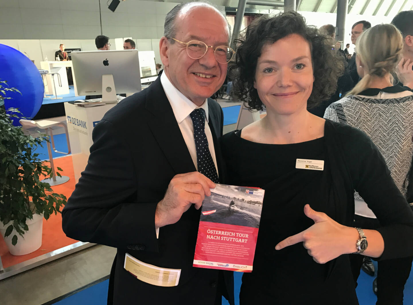 Michael Spiss, Marianne Kögel (Raiffeisen) mit dem Mini-  http://www.boerse-social.com/magazine , beigelegt bei http://markteinblicke.de #invest2017