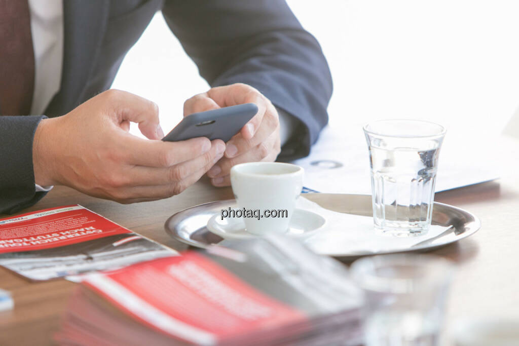 Handy, Tisch, Meeting, © Martina Draper/photaq (10.04.2017)