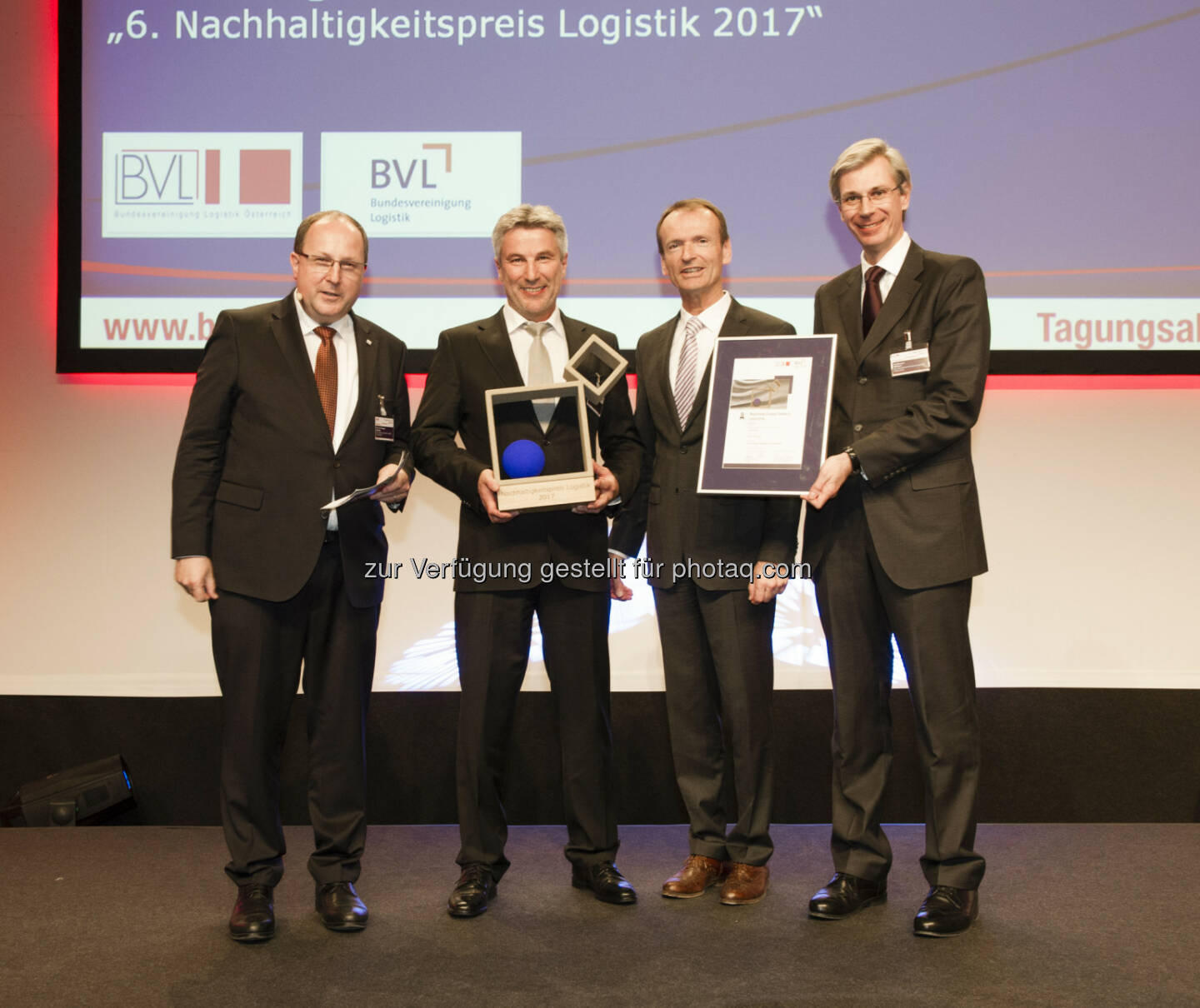 Prof. Dr.-Ing. Thomas Wimmer, Vorsitzender der Geschäftsführung der BVL Bundesvereinigung Logistik Deutschland, Frank Schmähling, Vorstand Logistik memo AG, DI Dr. Christian Plas, denkstatt Wien und Juryvorsitzender, und DI Roman Stiftner, Präsident der BVL Österreich. - Bundesvereinigung Logistik Österreich: 33. Logistik Dialog: Digitalisierung und Nachhaltigkeit schaffen Kundennutzen (Fotocredit: Gary Milano)