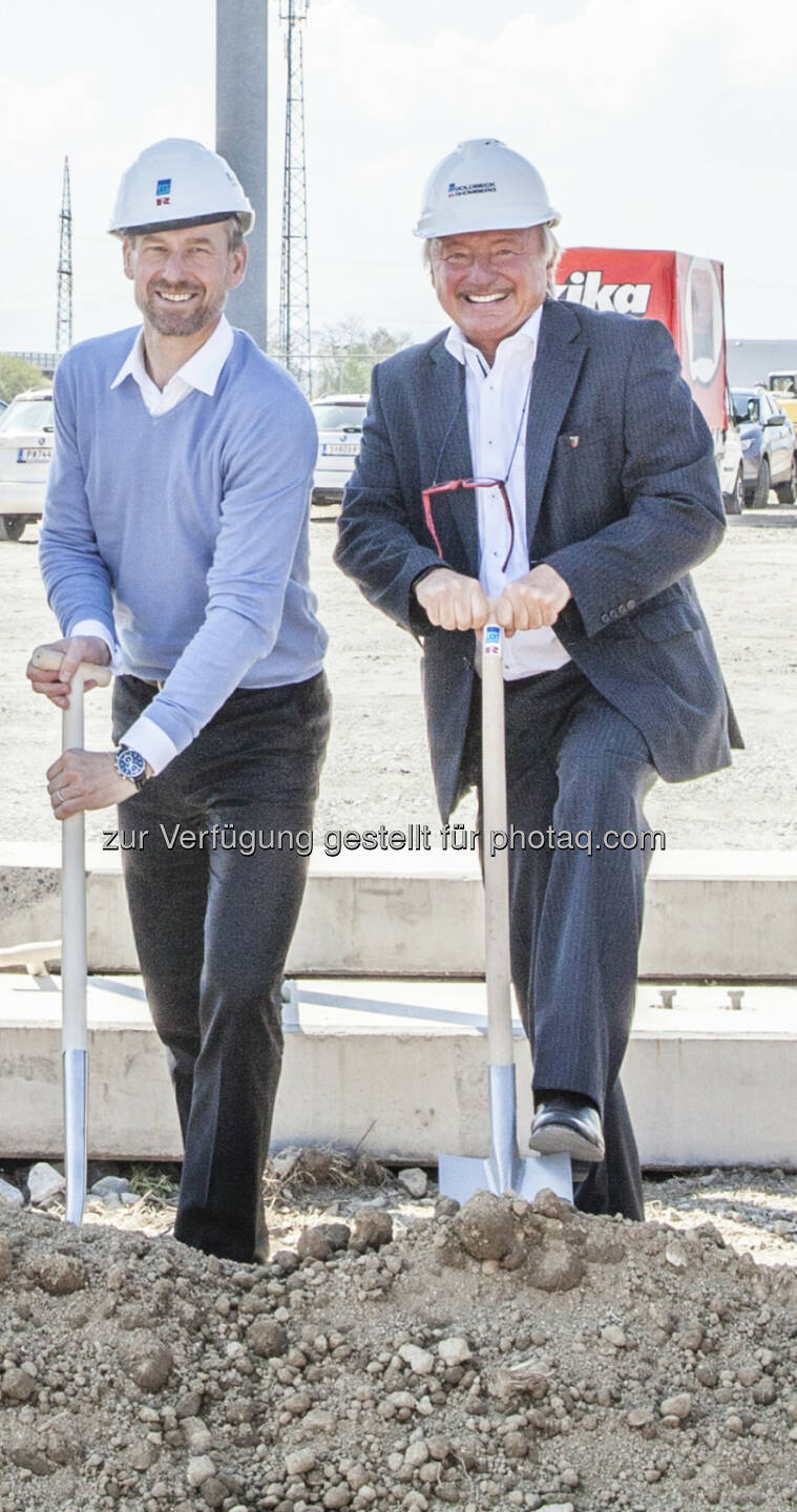 Leiner CEO Dr. Gunnar George und Anton Scherbinek, Bürgermeister Marktgemeinde Premstätten - Rudolf Leiner Gesellschaft m.b.H.: Spatenstich für das Großprojekt in Premstätten (Fotograf: Juri Tscharyiski / Fotocredit: Rudolf Leiner Gesellschaft m.b.H.)