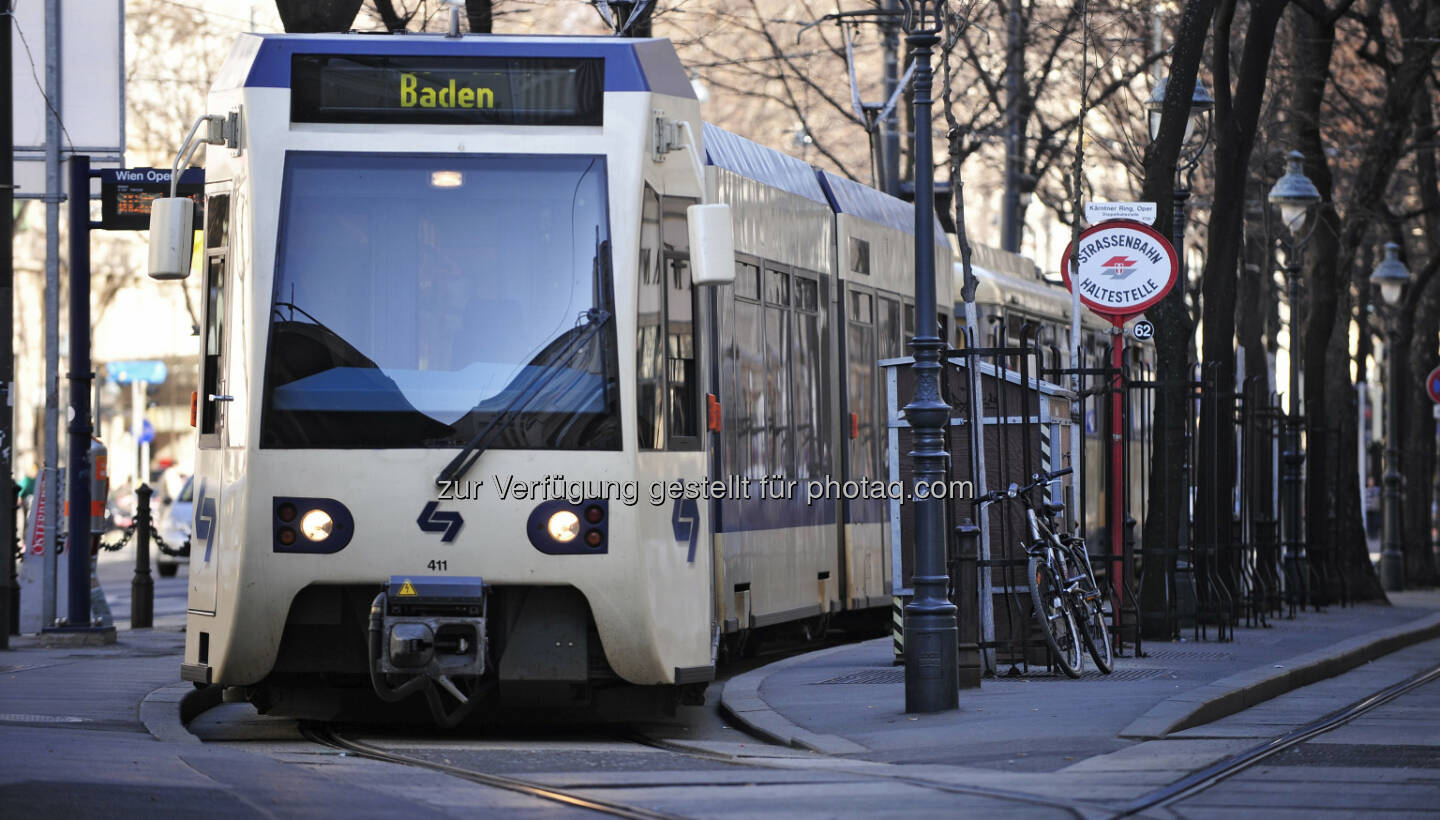 Die Badner Bahn verbindet als bundesländerübergreifende Regionalbahn die Stadtzentren von Wien und Baden - Wiener Lokalbahnen: Fahrgast-Rekord: 12,5 Millionen Menschen waren 2016 mit Badner Bahn unterwegs (Fotocredit: WLB / Johannes Zinner)