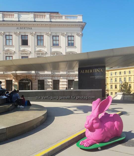 Hörl-Skulptur vor der Albertina - Albertina: HASENWOCHE in der Albertina (Fotocredit: Albertina, Wien), © Aussender (11.04.2017) 