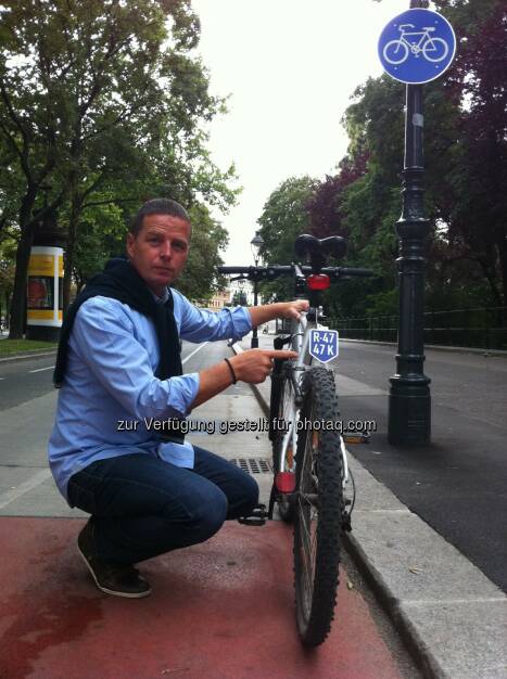 FPÖ-Verkehrssprecher Stadtrat Toni Mahdalik mit Fahrrad-Nummerntaferl - FPÖ Wien: FP-Mahdalik: SPÖ, Grüne und ÖVP haben Nummerntaferln für Fahrräder stets abgelehnt (Fotograf: Luke Mahdalik / Fotocredit: FPÖ-Wien), © Aussender (11.04.2017) 