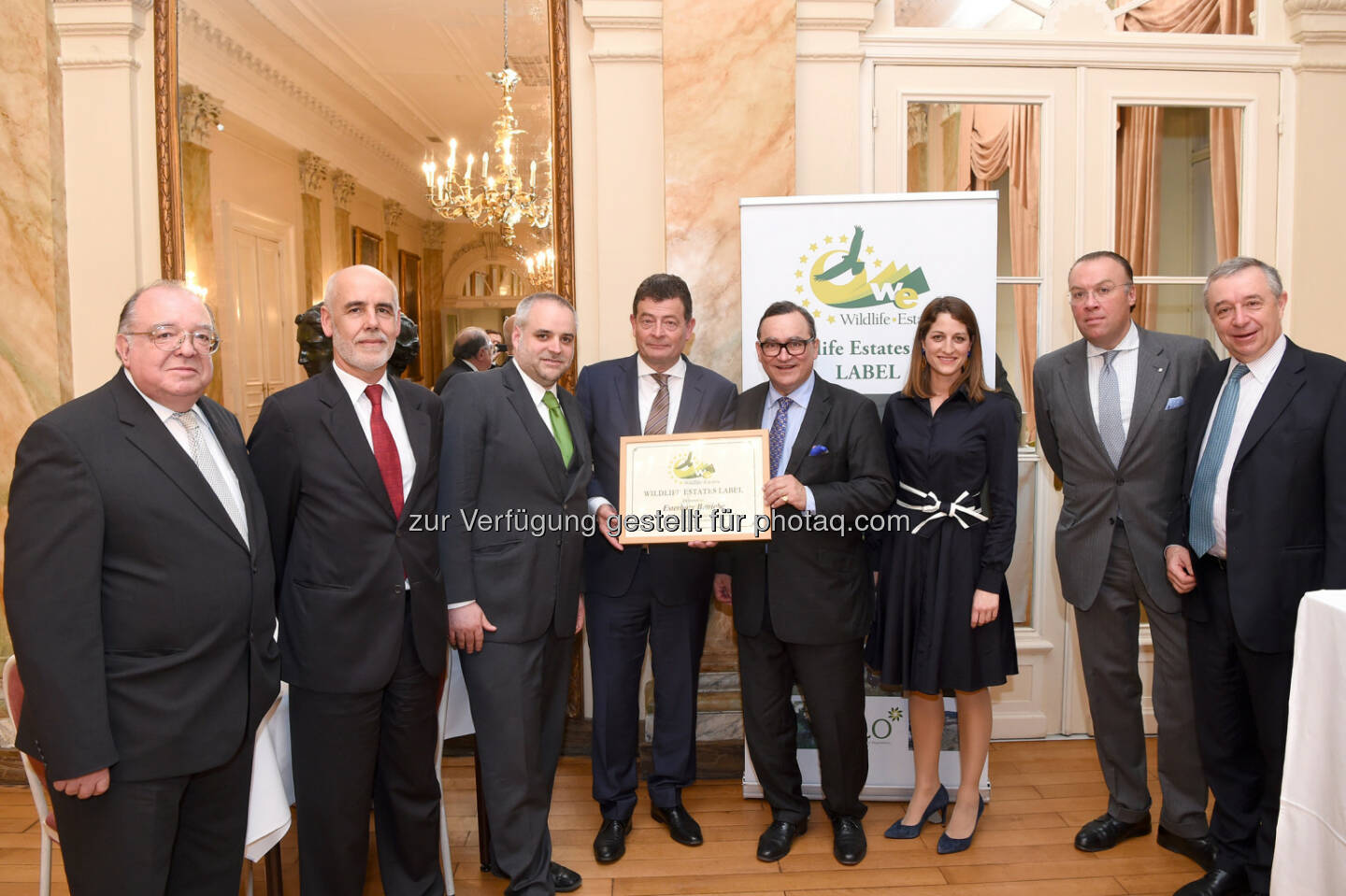 Konstantin Kostopoulos (COO des Wildlife Estates Labels), Humberto Delgado Rosa (Director Natural Capital of DG Environment, European Commission), DI Matthias Grün (Direktor des Bereiches Forst- und Naturmanagement der Esterhazy Betriebe), Dr. Stefan Ottrubay (Vorsitzender des Direktionsrates der Esterhazy Gruppe), Henrike Luhmann (Wildlife Estates Delegation Deutschland), Günther Graf von der Schulenburg (Leiter Wildlife Estates Delegation Deutschland), Thierry de l’Escaille (Generalsekretär der European Landowners‘ Organization), 4. von links: Dir. Nicolas de Buman (stv. Vorstandsvorsitzender Esterhazy Betriebe) - Esterhazy Betriebe GmbH: „Wildlife Estates“ bei Esterhazy ausgezeichnet (Fotocredit: FFA)