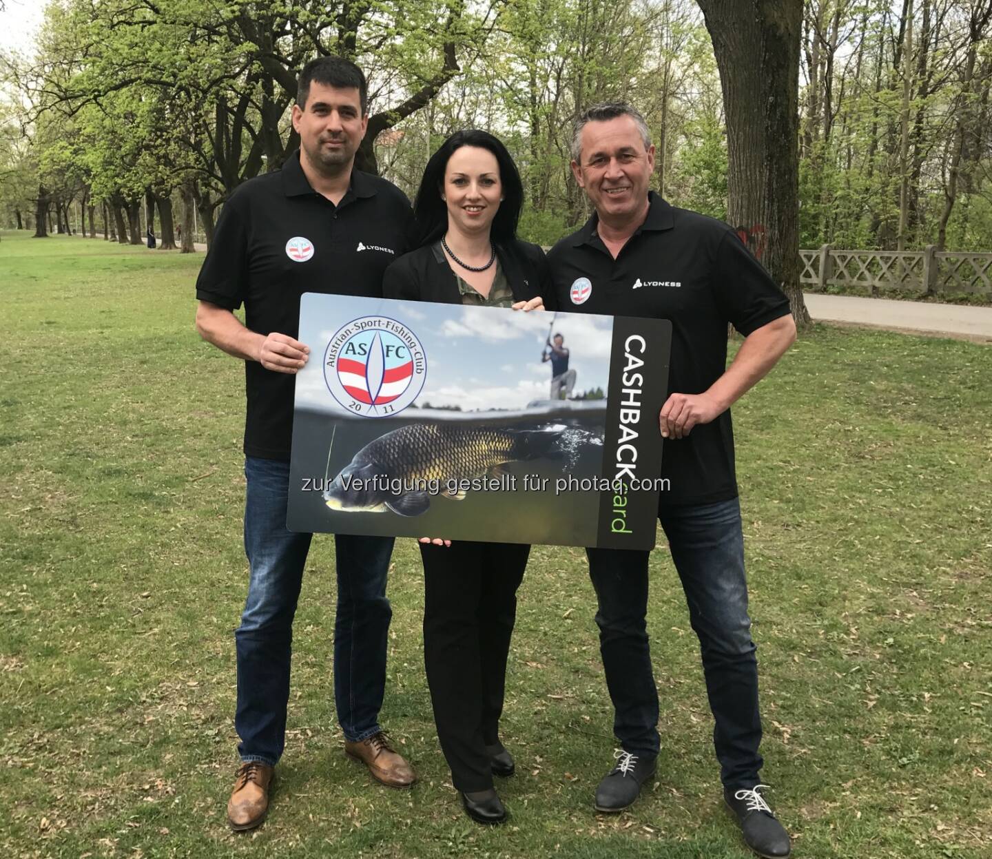 Alexander Zehetner, Vizepräsident des Austrian Sport Fishing Club, Heidemarie Kipperer, Geschäftsführerin der Lyoness Austria GmbH, und Günter Hrabal, Präsident des Austrian Sport Fishing Club, präsentieren die neue Austrian Sport Fishing Club Cashback Card  - Lyoness Europe AG: Lyoness und der Austrian Sport Fishing Club fixieren Partnerschaft (Fotocredit: Lyoness)