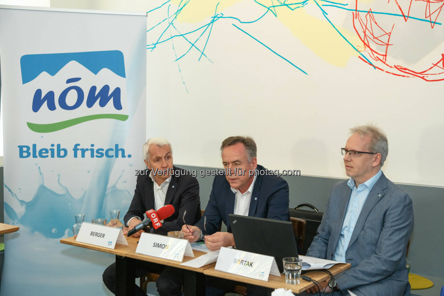 Mag. Alfred Berger, Vorstand Marketing, Verkauf & Finanzen der NÖM AG, Ing. Josef Simon, Vorstand Produktion und Technik der NÖM AG, Dipl. Ing. Gerhard Bartak, Projekt Manager für Energie der NÖM AG - NÖM AG: NÖM ist erste CO2-neutrale Molkerei in Österreich! (Fotograf: Alexander Felten / Fotocredit: NÖM AG)