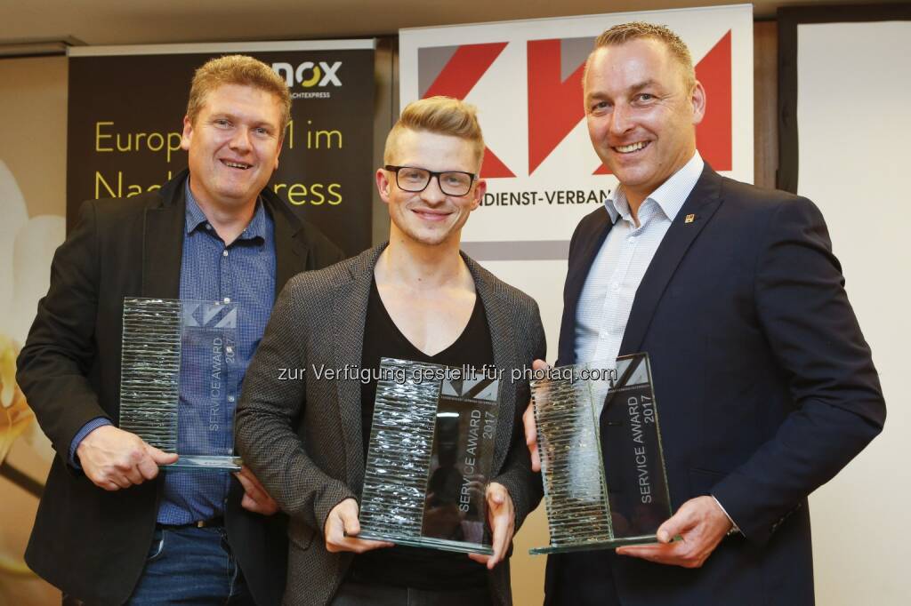 Die Gewinner des KVA Service Award stehen fest: v.l.n.r. Martin Hirmann Energie Burgenland Service GmbH, Andreas Daxecker B & G Technik Service GmbH und Andreas Fuchs Endress & Hauser GmbH. Mit dieser maßgeschneiderten Kundenbefragung im technischen Service wird die Zufriedenheit der Kunden mit: Auftragsannahme, Auftragsabwicklung, Verhalten und Arbeitsqualität der Serviceunternehmen bewertet. Mehr als 22.000 Personen wurden bisher befragt. Die Verleihung erfolgte auf dem 18. KVA Service Kongress in Altlengbach - KVA Kundendienst Verband Österreich: Herzlichen Glückwunsch den Gewinnern des KVA Service Award. (Fotocredit: KVA Kundendienst Verband Österreich/APA-Fotoservice/Bollwein), © Aussender (21.04.2017) 