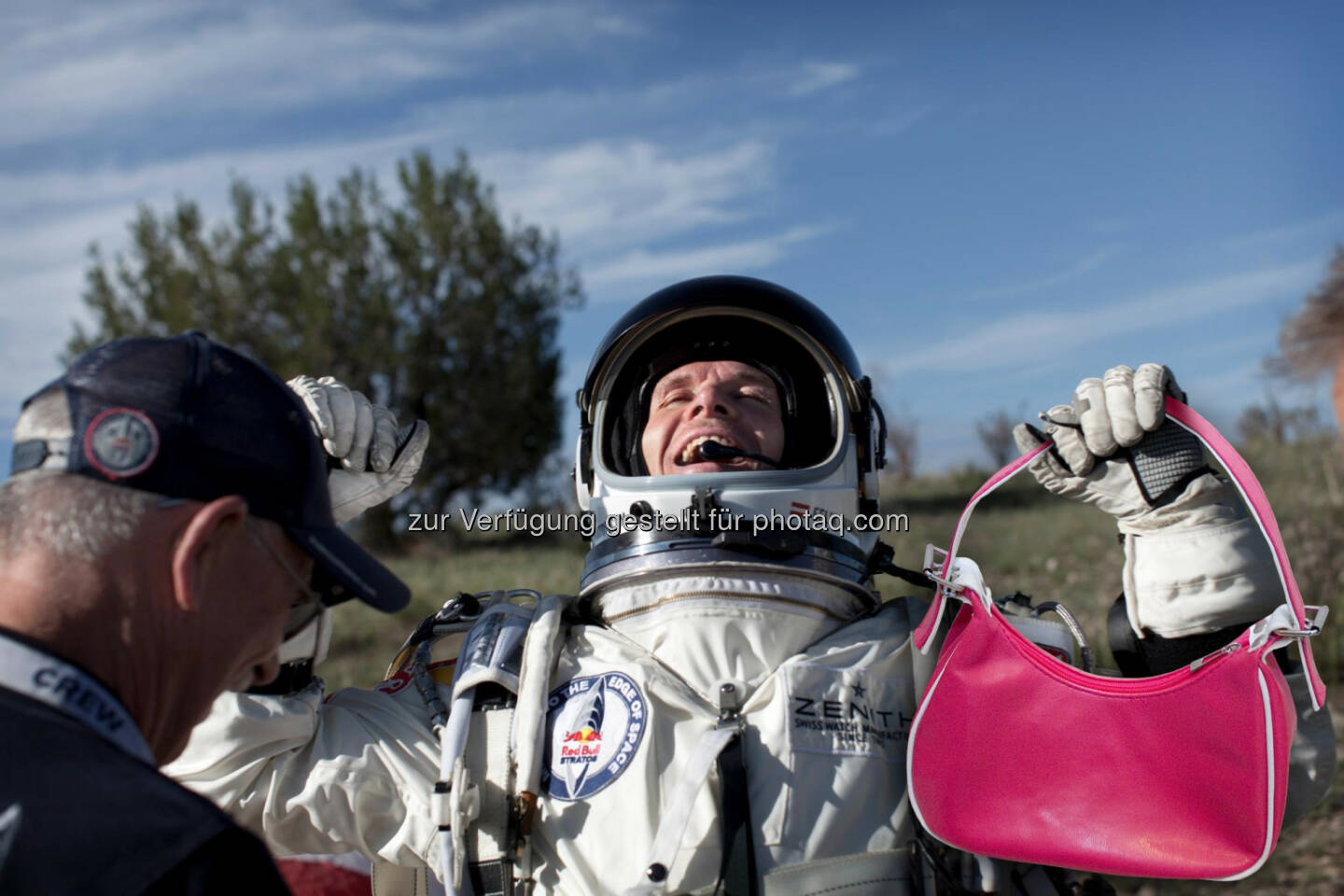 Frauennetzwerk Medien: Rosa Handtaschl für All-Springer Felix Baumgartner (Fotocredit: Benoit Duchatelet CC BY 2.0, Fotomontage Frauennetzwerk Medien)