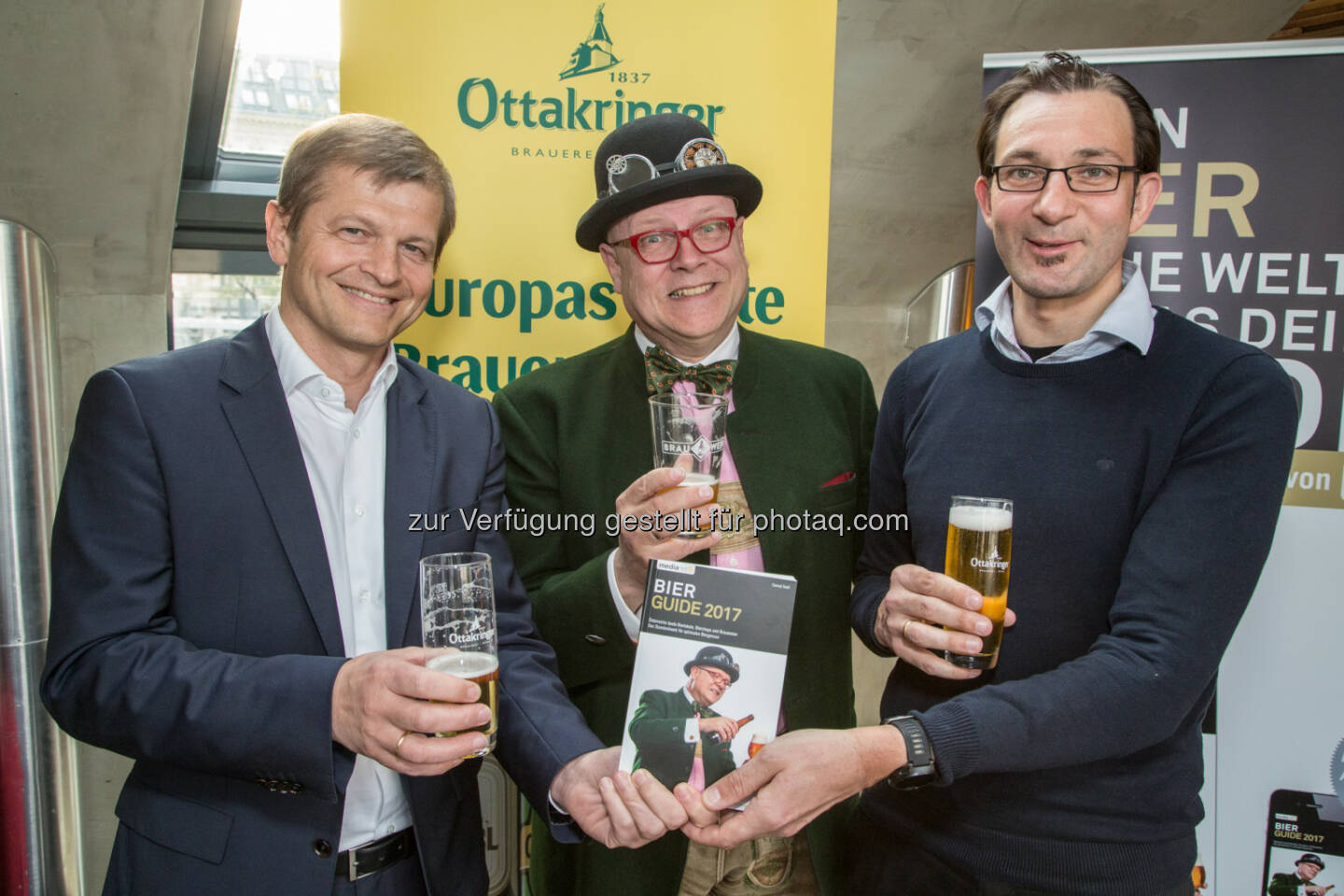 Dipl.-Ing. Matthias Ortner, Vorstand Ottakringer Brauerei; Conrad Seidl, Bierpapst; Tobias Frank, 1. Braumeister Ottakringer Brauerei - medianet Verlag AG: Conrad Seidls Bier Guide 2017 dokumentiert Fortschritt der Bierkultur (Fotocredit: Medianet Verlag AG/APA-Fotoservice/Juhasz)