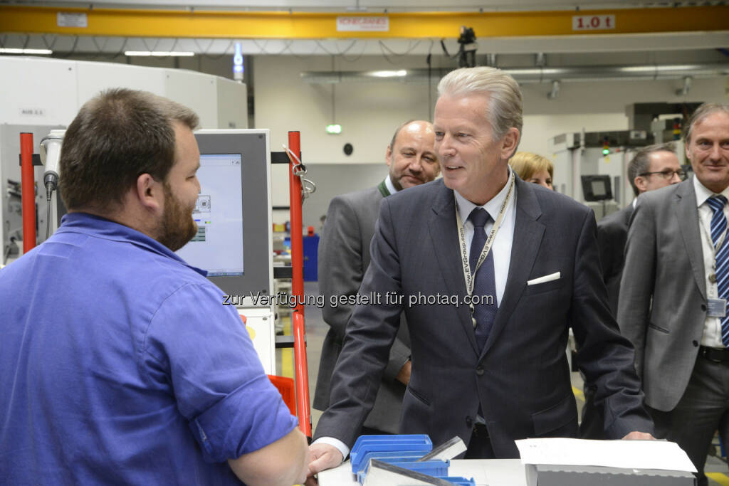 Bundesministerium für Wissenschaft, Forschung und Wirtschaft: Mitterlehner besuchte EV-Group: Innovationskraft sichert Arbeitsplätze (Bild: BMWFW/EV-Group), © Aussender (21.04.2017)