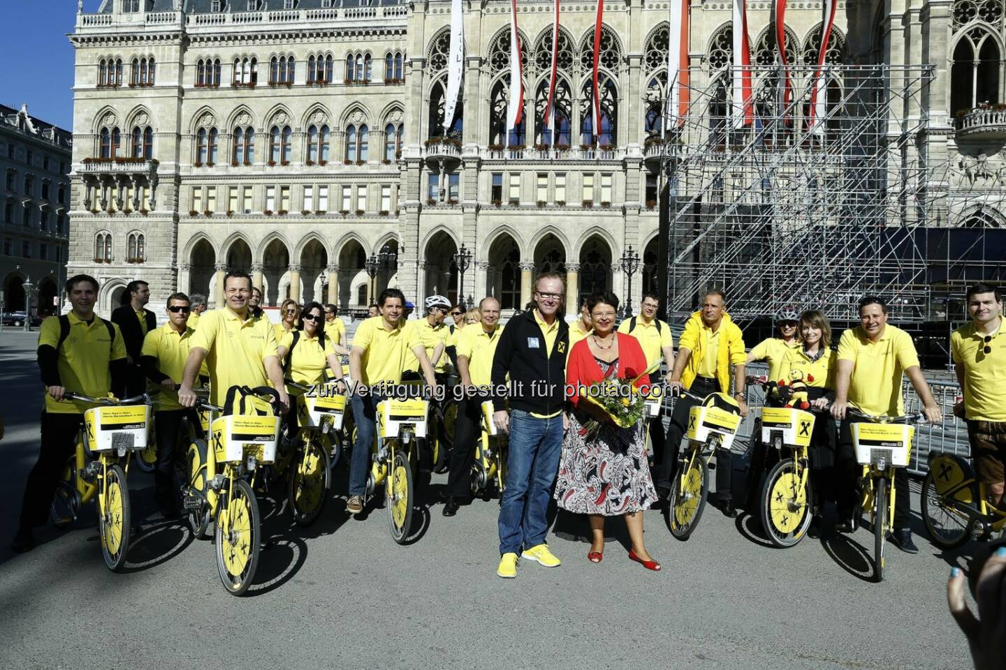 Raiffeisen Fahrradtruppe zum Start des Yellow Day bei Vizebürgermeisterin Renate Brauner (Foto: Roland Rudolph, RLB NÖ-Wien)