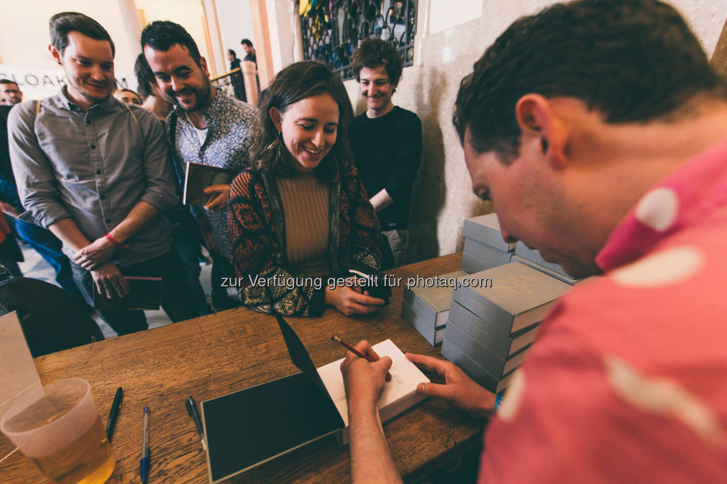 Großer Andrang bei der Signierstunde von UK Illustrator Mr Bingo - Forward Creatives OG: Forward Festival: 40 Speaker und 3.000 Besucher bei Österreichs größter Kreativkonferenz - vergangenes Wochenende im MAK (Fotocredit: @jmvotography)