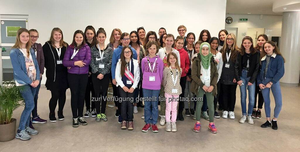 Gruppenbild mit jungen Besucherinnen beim Töchtertag bei Drei - Hutchison Drei Austria Gmbh: Drei: Technik von Frauen für Frauen beim 18. Wiener Töchtertag (Fotograf: Hutchison Drei Austria GmbH / Fotocredit: Drei), © Aussender (25.04.2017) 