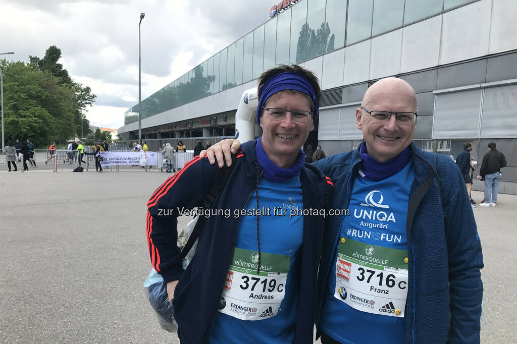 Uniqa Staffel-Teams beim Vienna City Marathon. Andreas Kößl (Vorstand Uniqa Österreich & International) und Franz Weiler (CEO Uniqa Rumänien) - Uniqa VitalCoach gibt Tipps: So erholen sich Läufer schneller nach einem Wettbewerb (Bild: Carolina Burger/Uniqa), © Aussender (27.04.2017) 