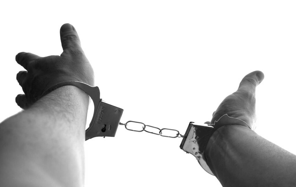 Handschellen, Gefängnis, Verbrecher, Verbrechen, Zurückhaltung, zurückhalten, vorsichtig (Bild: Pixabay/KlausHausmann https://pixabay.com/de/handschellen-gefangener-verbrechen-921290/ ) (27.04.2017) 