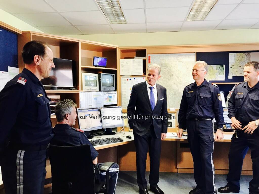 VK BM Dr. Reinhold Mitterlehner besucht das Bezirkspolizeikommando und Polizeiinspektionen - ÖVP Bundesparteileitung: Mitterlehner zum 1. Mai: Steuern senken, Mittelstand entlasten, Leistung fördern - BILDER (Fotocredit: ÖVP), © Aussender (02.05.2017) 