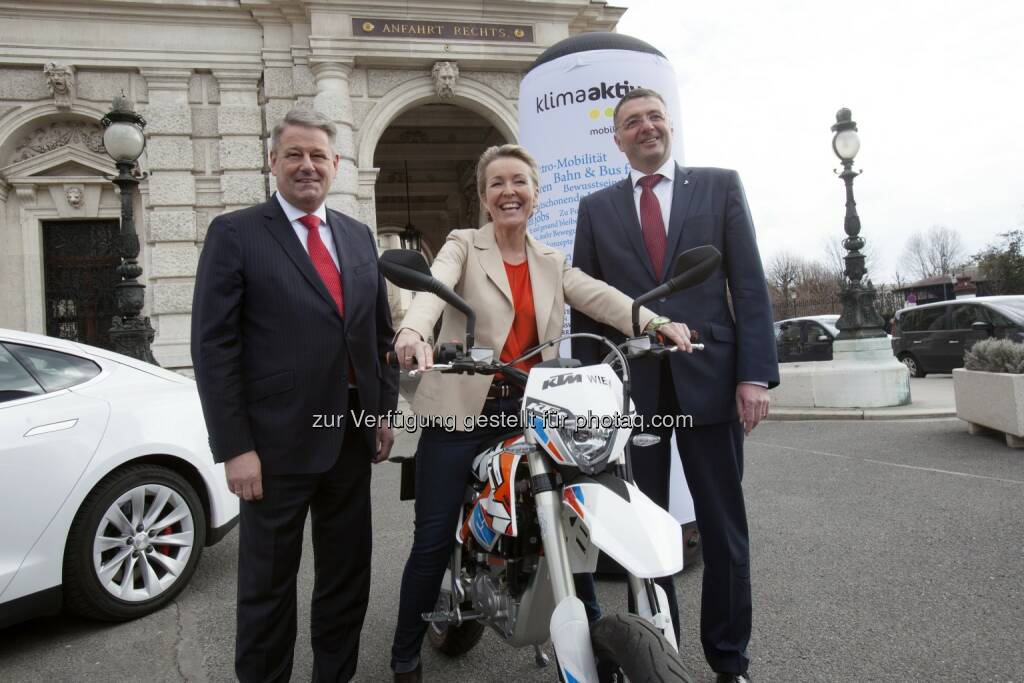 Bundesminister Andrä Rupprechter, Bundesminister Jörg Leichtfried und Generalsekretärin der Arge2Rad Karin Munk - Ministerium für ein lebenswertes Österreich: Rupprechter/Leichtfried: Förderaktion für E-Zweiräder nimmt Fahrt auf (Fotocredit: Alex Halada), © Aussender (02.05.2017) 