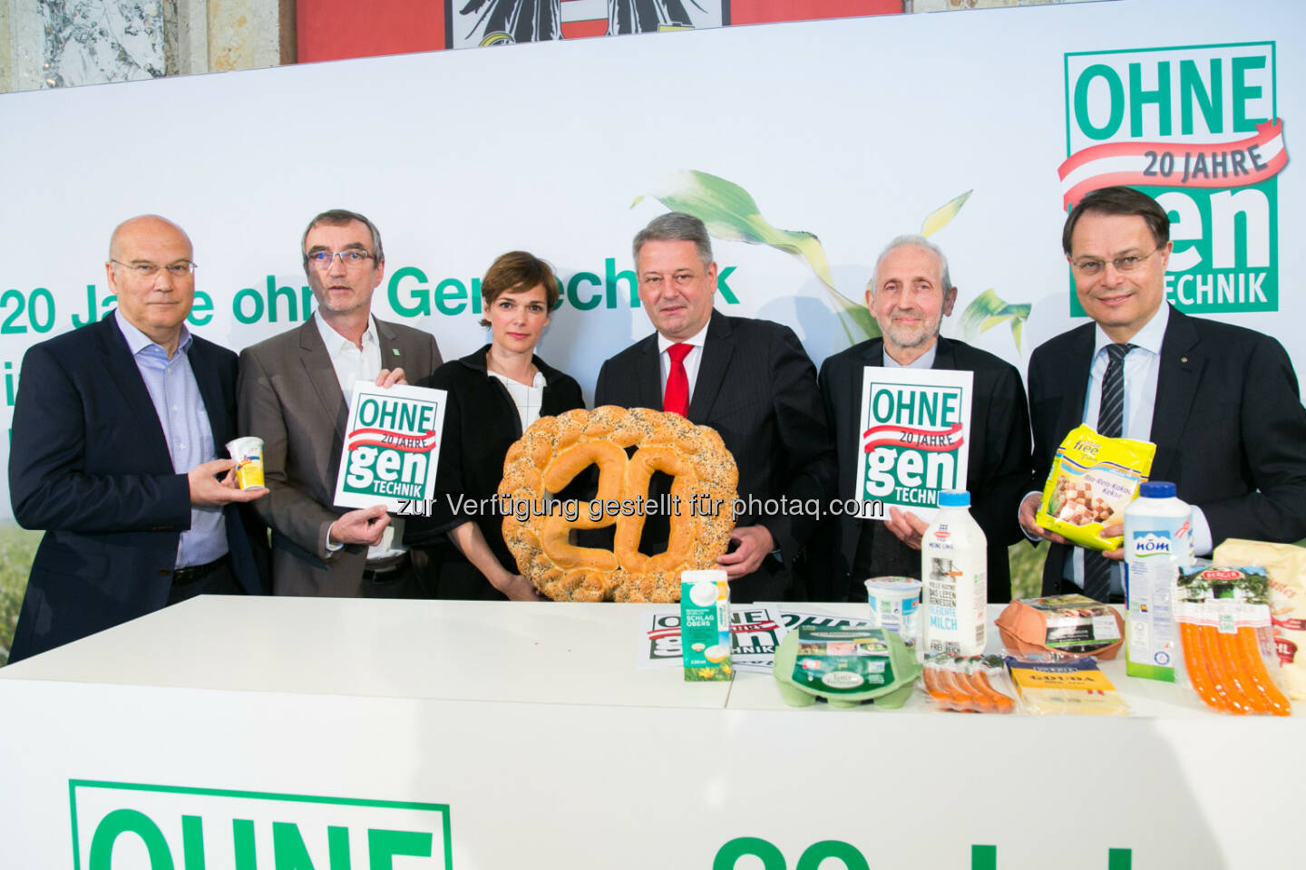 Frank Hensel (Vorstandsvorsitzender REWE International AG), Florian Faber (Geschäftsführer ARGE Gentechnik-frei), Pamela Rendi-Wagner (Gesundheitsministerin), Andrä Rupprechter (Landwirtschafts- und Umweltminister), Markus Schörpf (Obmann ARGE Gentechnik-frei), Gerhard Drexel (Vorstandsvorsitzender SPAR Österreich) - ARGE Gentechnik-frei: 20 Jahre Ohne Gentechnik – Österreich europaweiter Vorreiter bei Lebensmittel ohne Gentechnik (Fotocredit: ARGE Gentechnik-frei/APA-Fotoservice/Rastegar)