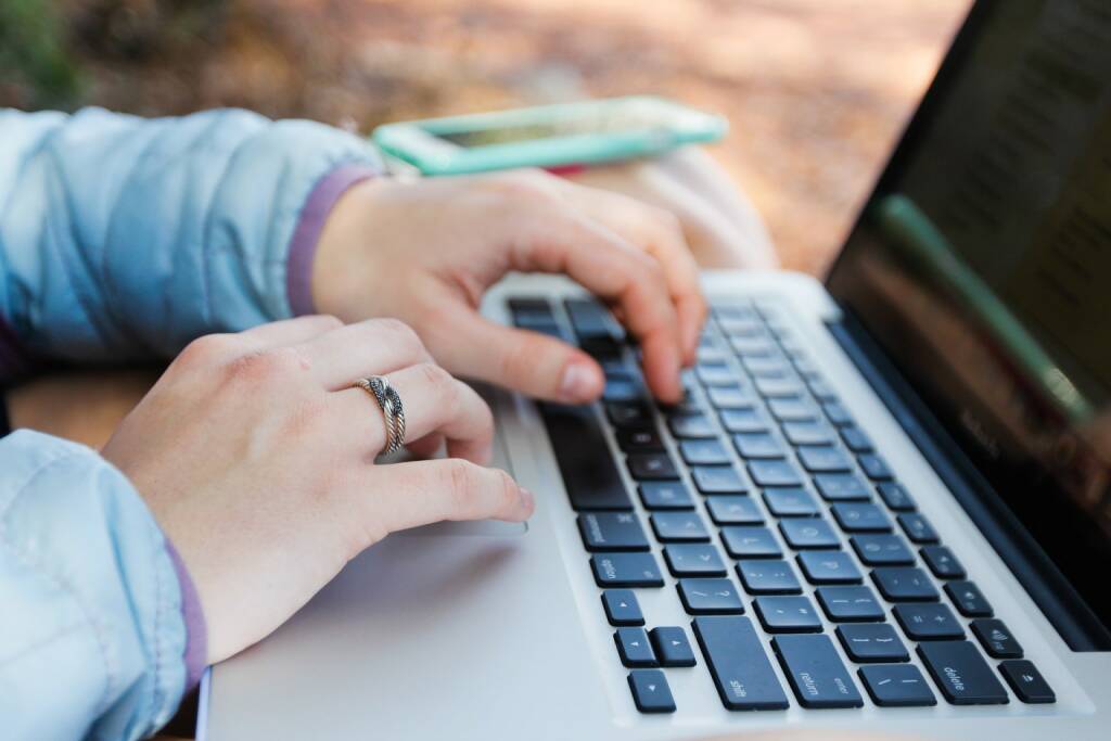 Online, surfen, Computer, Mac, Laptop (Bild: Pixabay/JaneMarySnyder https://pixabay.com/de/hände-laptop-computer-eingabe-2069206/ )    (03.05.2017) 