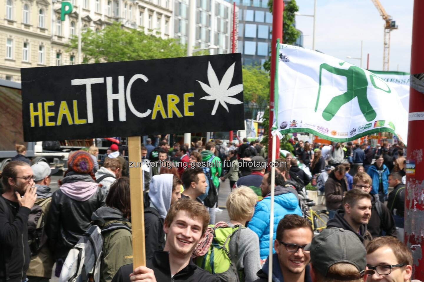 Ein Teilnehmer des Hanf Wandertags mit Schild - Österreichischer Hanf Verband: Der Deutsche Hanfverband ruft zum Global Marijuana March 2017 (Fotograf: David Rosse / Fotocredit:ÖHV - Hanfverband.at)